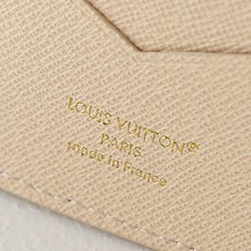 【顶级品质】M29034本款护照套取材明丽帆布,以 LV StamP标识致意品牌旅行传承,与传统硬箱和手 【顶级品质】M29034本款护照套取材明丽帆布,以 LV StamP标识致意品牌旅行传承,与传统硬箱和手