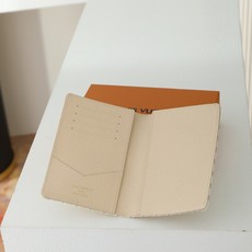 【顶级品质】M29034本款护照套取材明丽帆布,以 LV StamP标识致意品牌旅行传承,与传统硬箱和手 【顶级品质】M29034本款护照套取材明丽帆布,以 LV StamP标识致意品牌旅行传承,与传统硬箱和手