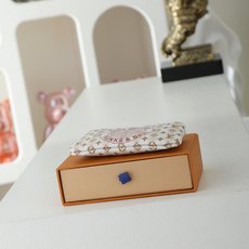【顶级品质】M29023赞扬档案的行李箱和卓越的工艺,重新诠释LV邮票的签名“Pochet-Cre”。 【顶级品质】M29023赞扬档案的行李箱和卓越的工艺,重新诠释LV邮票的签名“Pochet-Cre”。