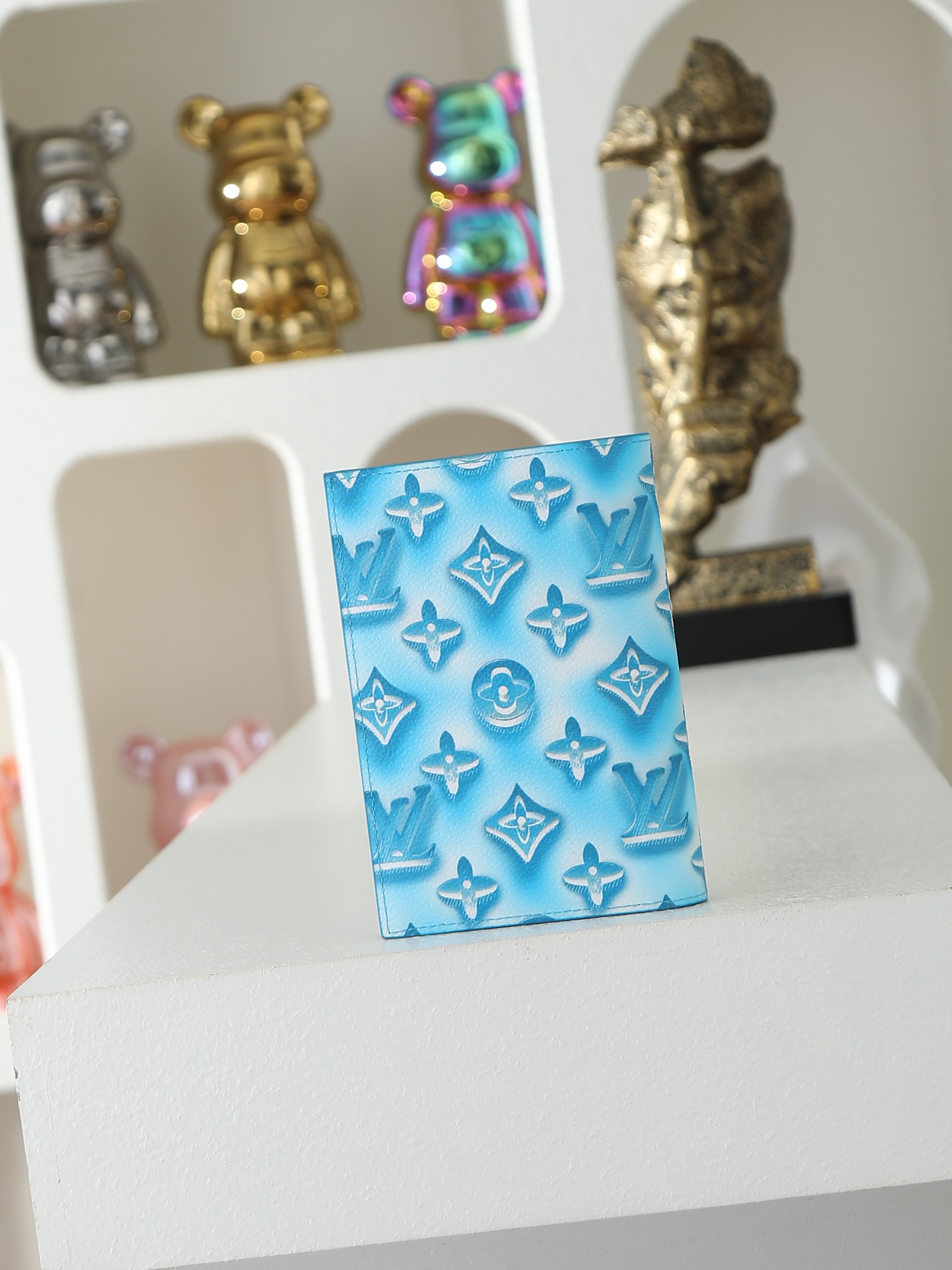【顶级品质】M28620 蓝色Monogram Ice Cube画布上添加了色彩缤纷的图案，标志性的护照