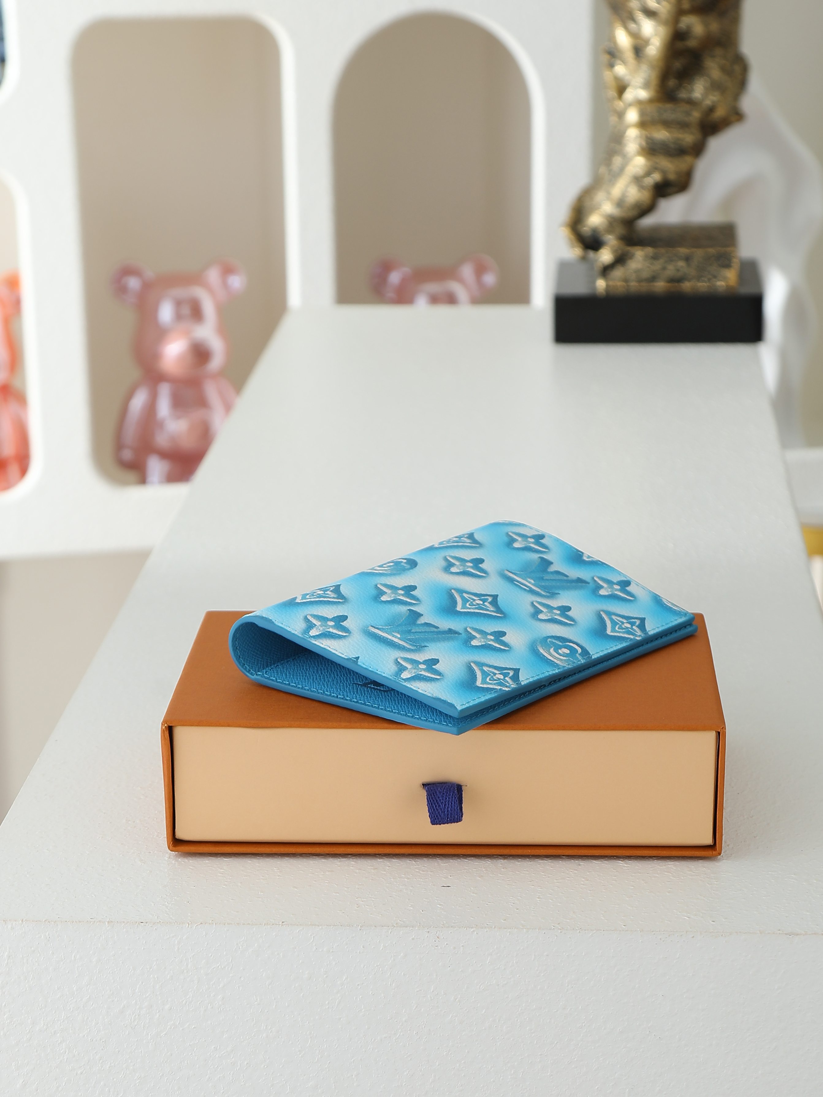【顶级品质】M28620 蓝色Monogram Ice Cube画布上添加了色彩缤纷的图案，标志性的护照