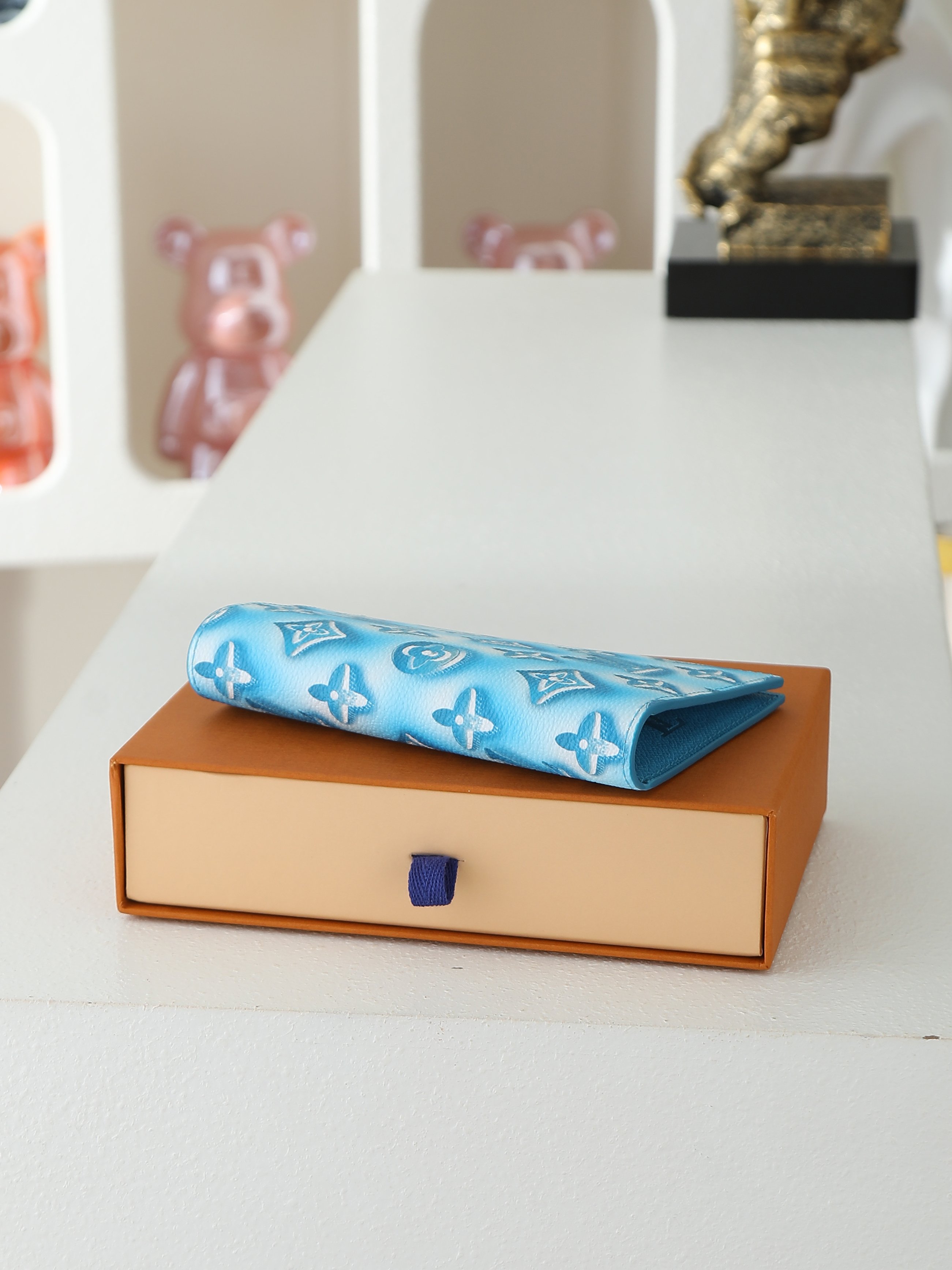 【顶级品质】M28620 蓝色Monogram Ice Cube画布上添加了色彩缤纷的图案，标志性的护照