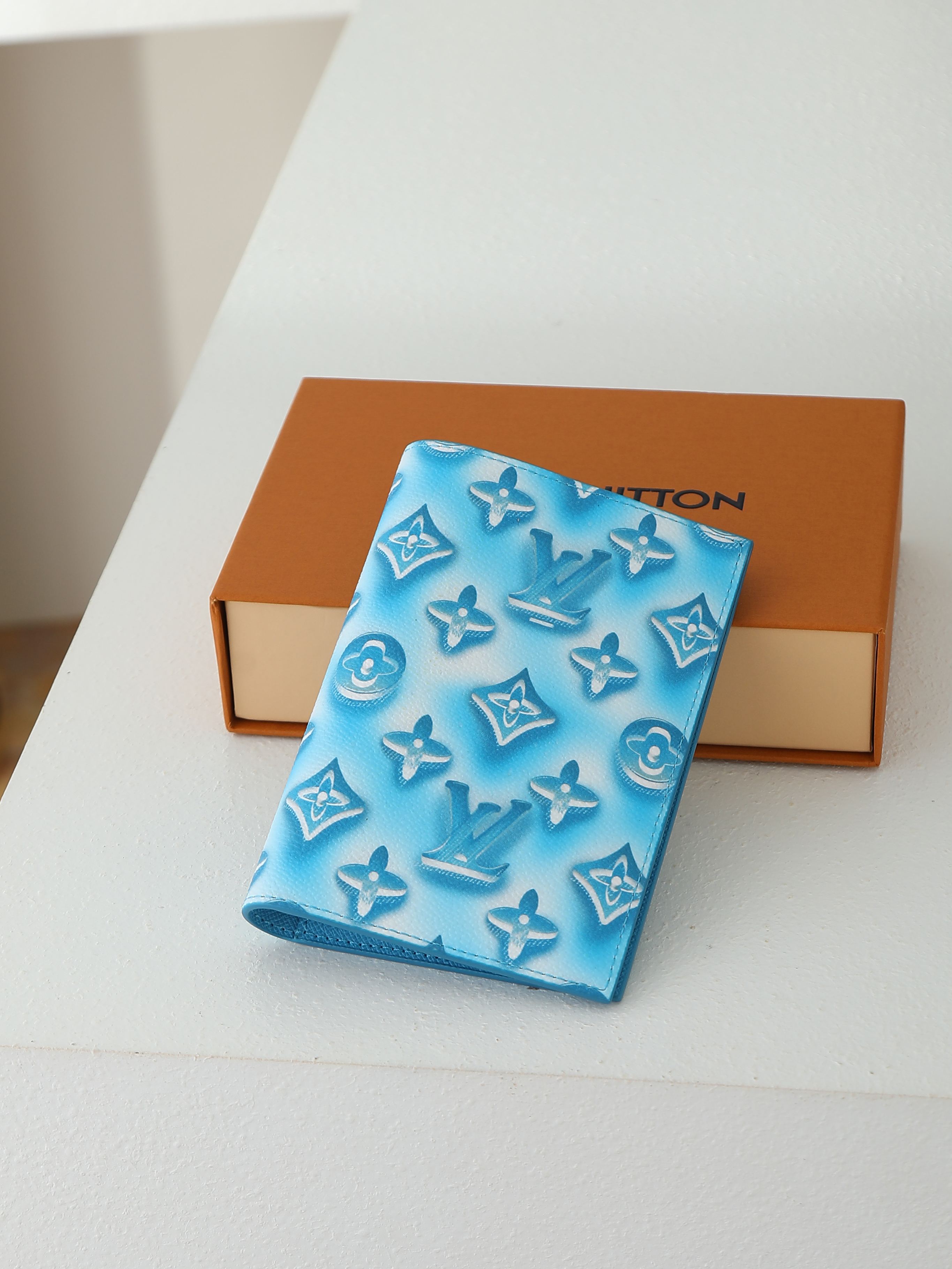 【顶级品质】M28620 蓝色Monogram Ice Cube画布上添加了色彩缤纷的图案，标志性的护照