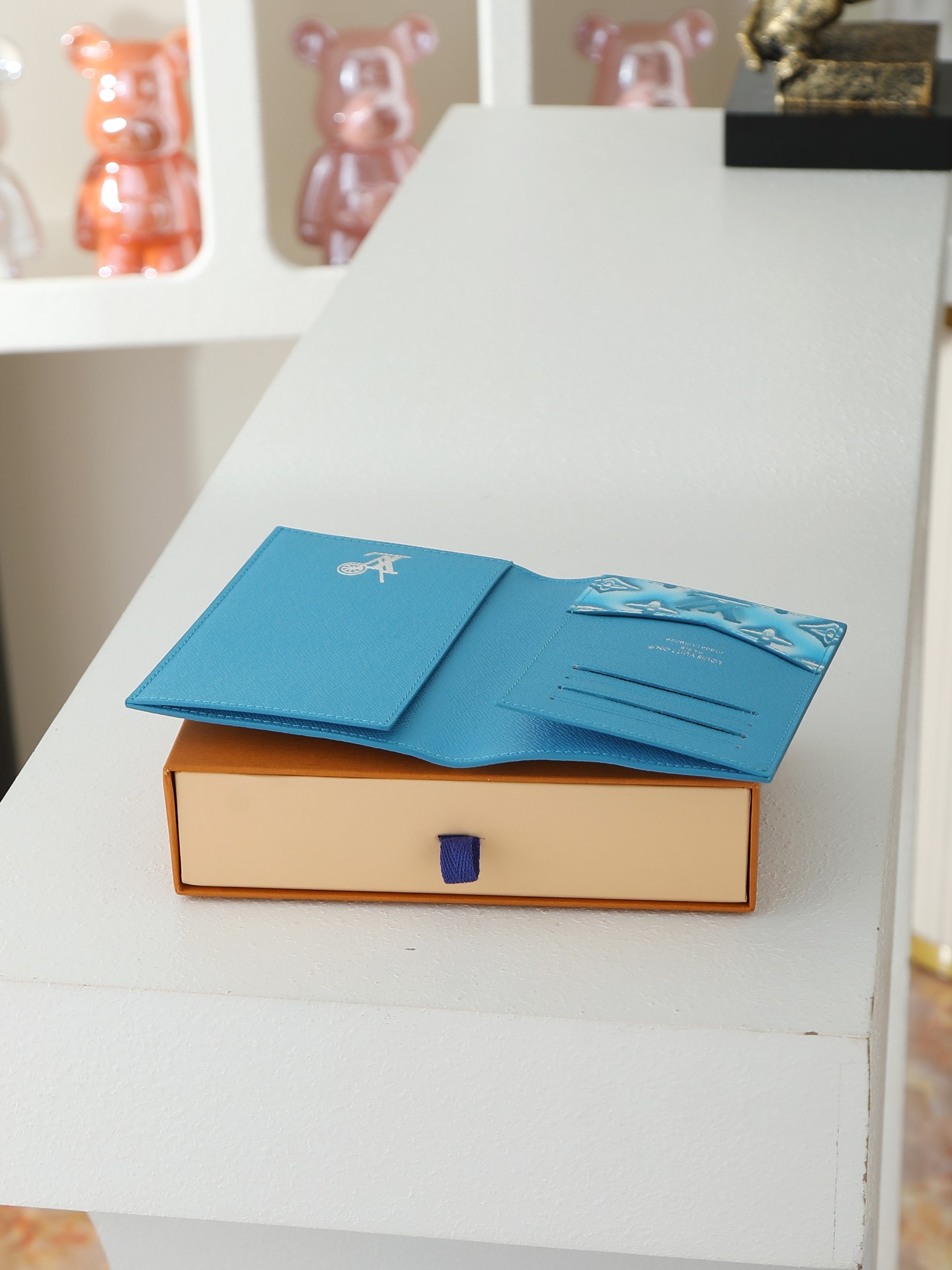【顶级品质】M28620 蓝色Monogram Ice Cube画布上添加了色彩缤纷的图案，标志性的护照