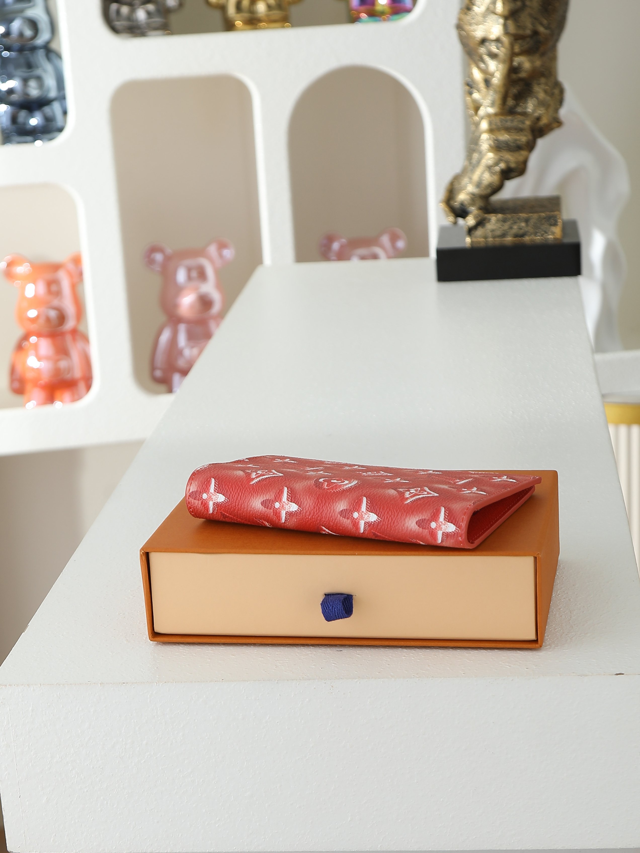 【顶级品质】M28620 橙色Monogram Ice Cube画布上添加了色彩缤纷的图案，标志性的护照