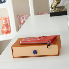 【顶级品质】M28626 橙色色彩斑斓的Monogram冰立方图案,采用帆布材质制作的“硬币卡套”。在单 【顶级品质】M28626 橙色色彩斑斓的Monogram冰立方图案,采用帆布材质制作的“硬币卡套”。在单