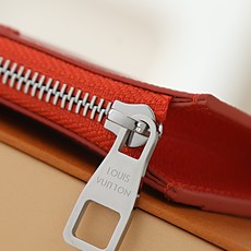 【顶级品质】M28626 橙色色彩斑斓的Monogram冰立方图案,采用帆布材质制作的“硬币卡套”。在单 【顶级品质】M28626 橙色色彩斑斓的Monogram冰立方图案,采用帆布材质制作的“硬币卡套”。在单