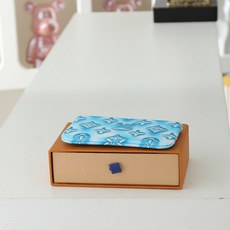 【顶级品质】M28665 蓝色单体冰块画布为功能性的卡片和钥匙盒增添了乐趣的“Pochettino Cl 【顶级品质】M28665 蓝色单体冰块画布为功能性的卡片和钥匙盒增添了乐趣的“Pochettino Cl