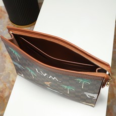 【顶级品质】M40897 啡格 内置芯片以品牌标志性的Damier Ebene 咖色棋盘格为基底,搭配 【顶级品质】M40897 啡格 内置芯片以品牌标志性的Damier Ebene 咖色棋盘格为基底,搭配