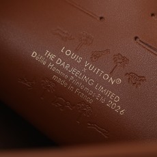 【顶级品质】M40897 啡格 内置芯片以品牌标志性的Damier Ebene 咖色棋盘格为基底,搭配 【顶级品质】M40897 啡格 内置芯片以品牌标志性的Damier Ebene 咖色棋盘格为基底,搭配