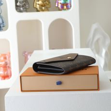 【顶级品质】M80726 拼色 新款拼色信封包 这款信封式钱夹以优雅的 Monogram 帆布制成,内部 【顶级品质】M80726 拼色 新款拼色信封包 这款信封式钱夹以优雅的 Monogram 帆布制成,内部