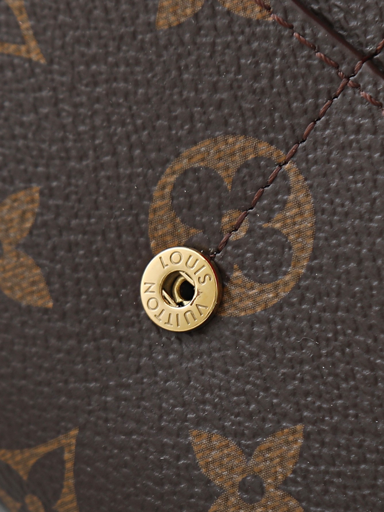 【顶级品质】M62226 大红作为路易威登经典设计之一，Sarah钱夹融合Monogram帆布与粒面皮革