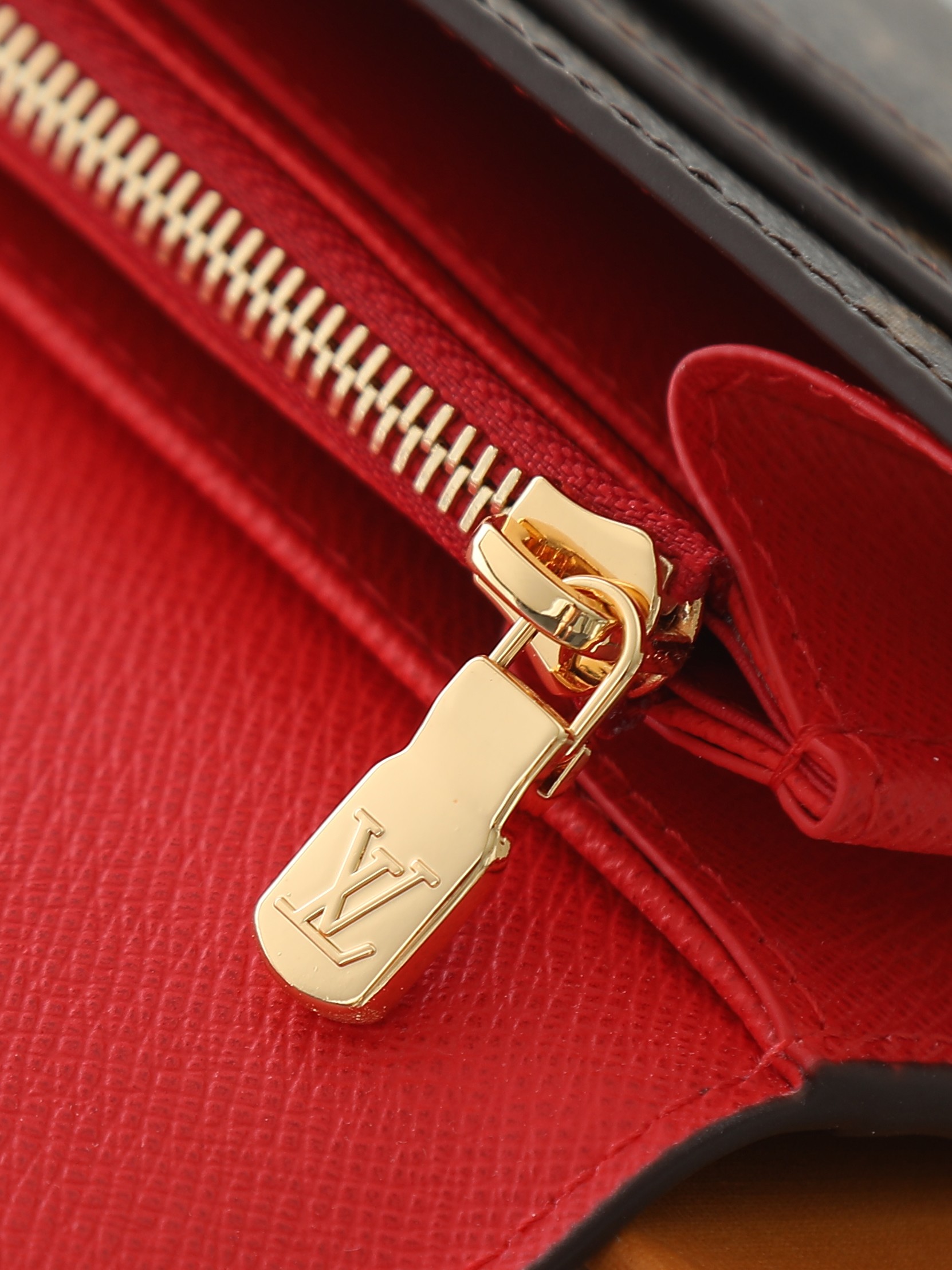 【顶级品质】M62226 大红作为路易威登经典设计之一，Sarah钱夹融合Monogram帆布与粒面皮革