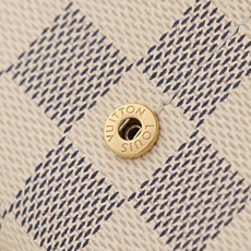 【顶级品质】M63208 白格这款信封式钱夹以优雅的 Monogram 帆布制成,内部设计精巧独特,拥有 【顶级品质】M63208 白格这款信封式钱夹以优雅的 Monogram 帆布制成,内部设计精巧独特,拥有
