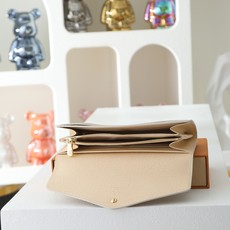 【顶级品质】M63208 白格这款信封式钱夹以优雅的 Monogram 帆布制成,内部设计精巧独特,拥有 【顶级品质】M63208 白格这款信封式钱夹以优雅的 Monogram 帆布制成,内部设计精巧独特,拥有
