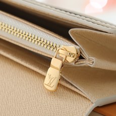 【顶级品质】M63208 白格这款信封式钱夹以优雅的 Monogram 帆布制成,内部设计精巧独特,拥有 【顶级品质】M63208 白格这款信封式钱夹以优雅的 Monogram 帆布制成,内部设计精巧独特,拥有