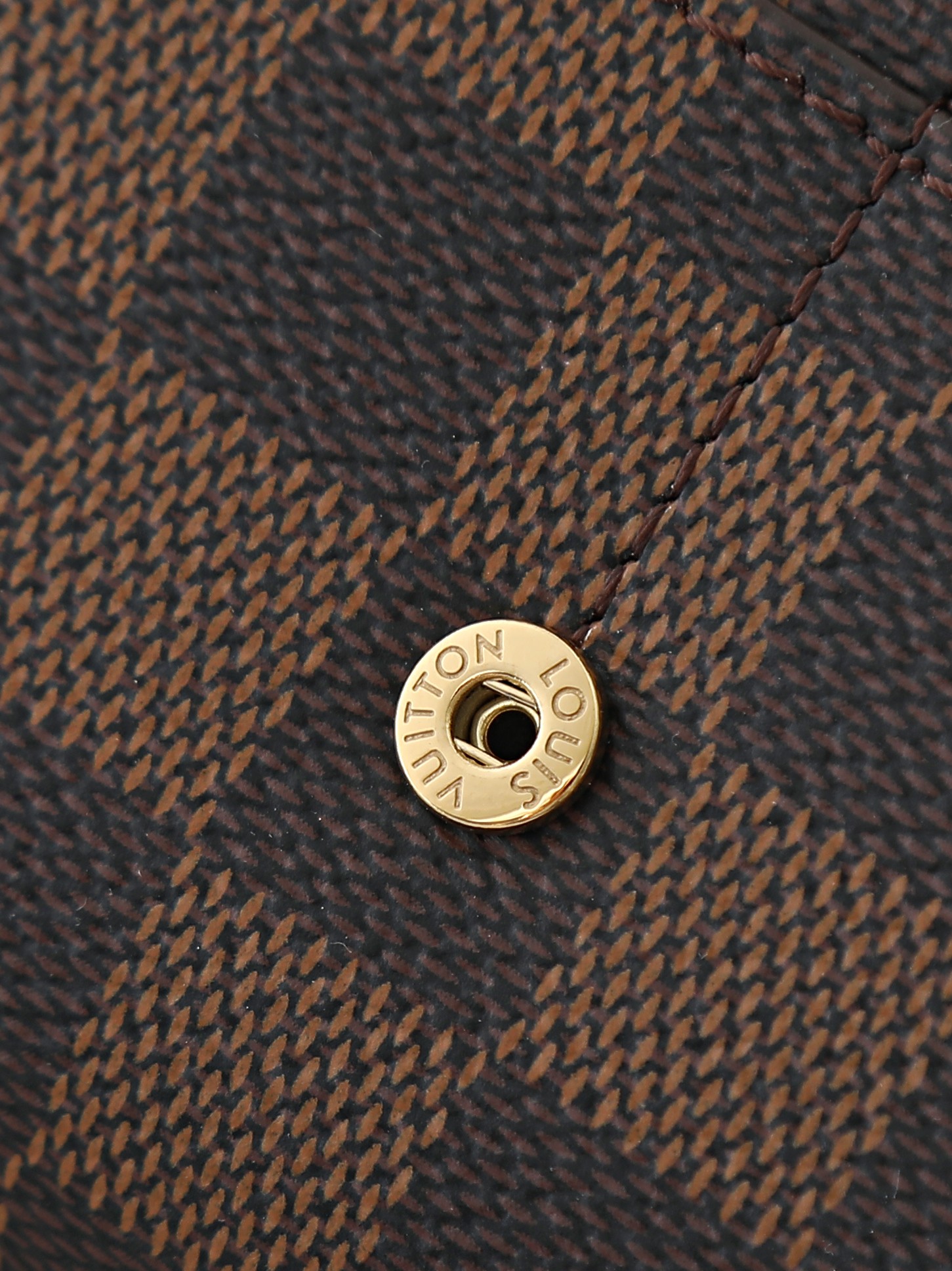 【顶级品质】M63209 啡格这款信封式钱夹以优雅的 Monogram 帆布制成，内部设计精巧独特，拥有