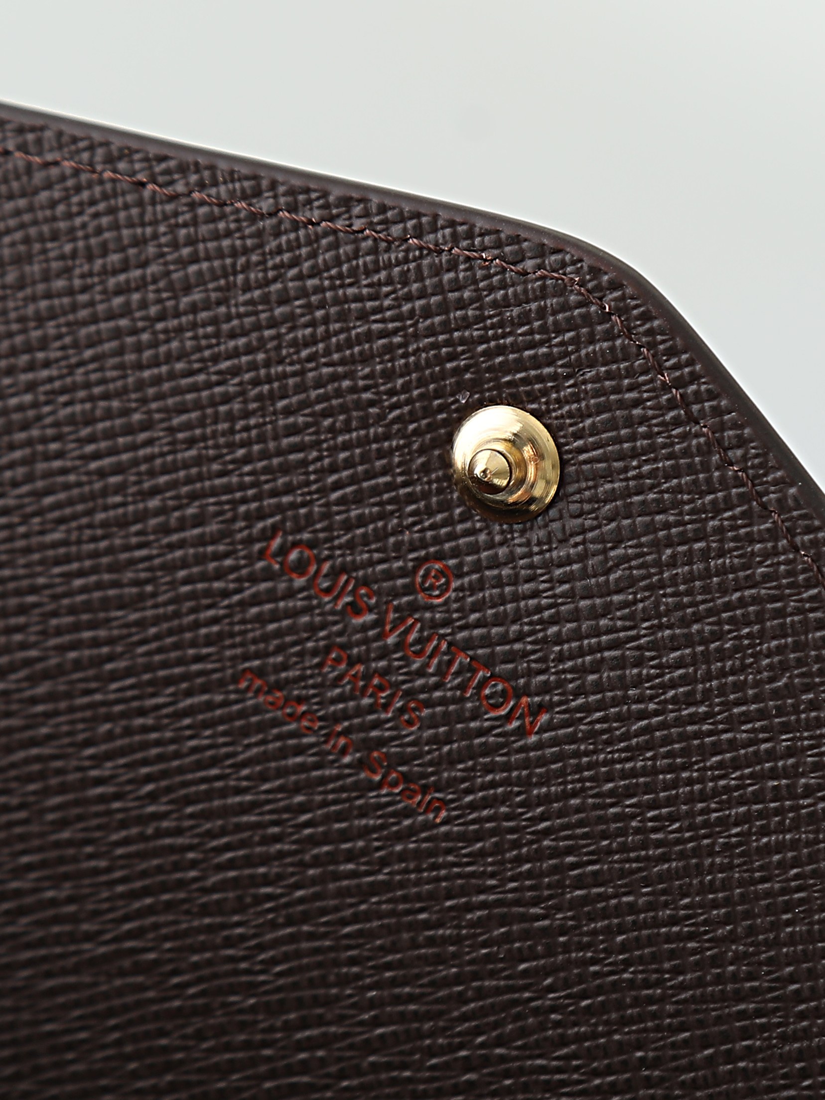 【顶级品质】M63209 啡格这款信封式钱夹以优雅的 Monogram 帆布制成，内部设计精巧独特，拥有