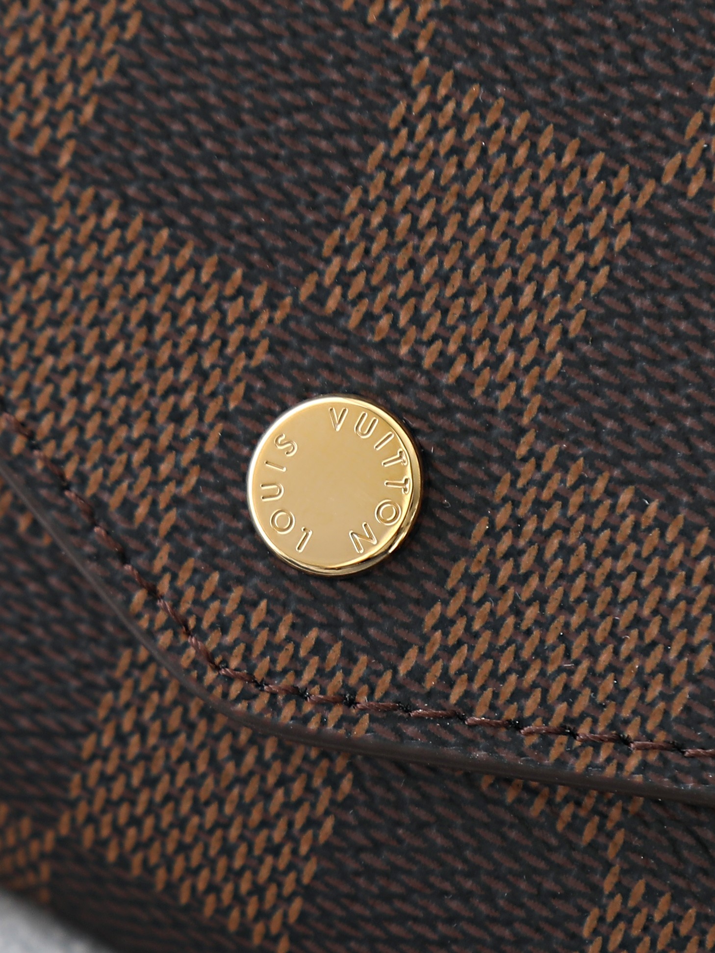 【顶级品质】M63209 啡格这款信封式钱夹以优雅的 Monogram 帆布制成，内部设计精巧独特，拥有