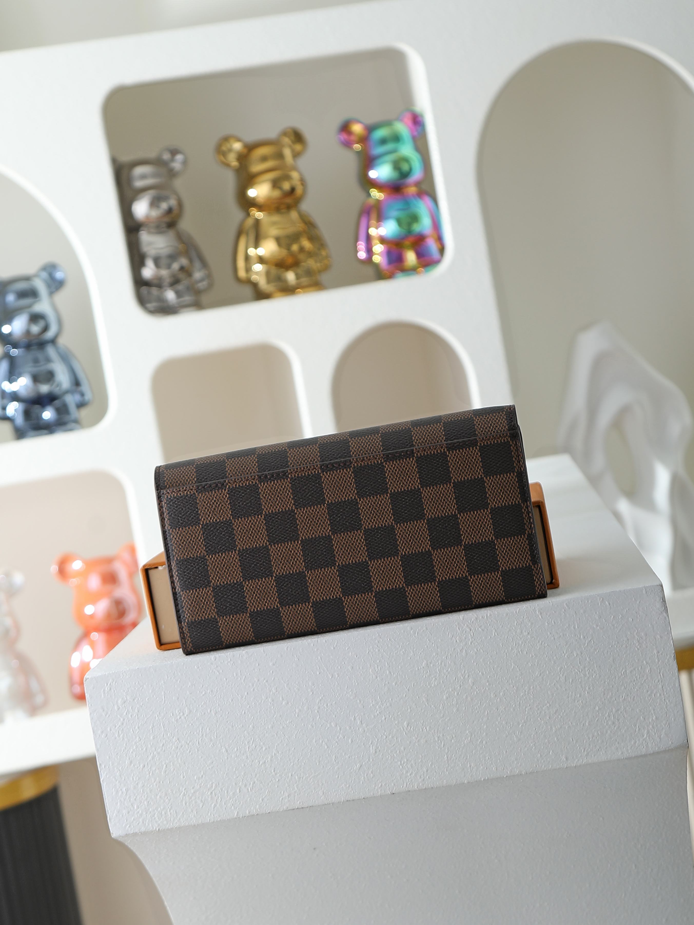 【顶级品质】M63209 啡格这款信封式钱夹以优雅的 Monogram 帆布制成，内部设计精巧独特，拥有
