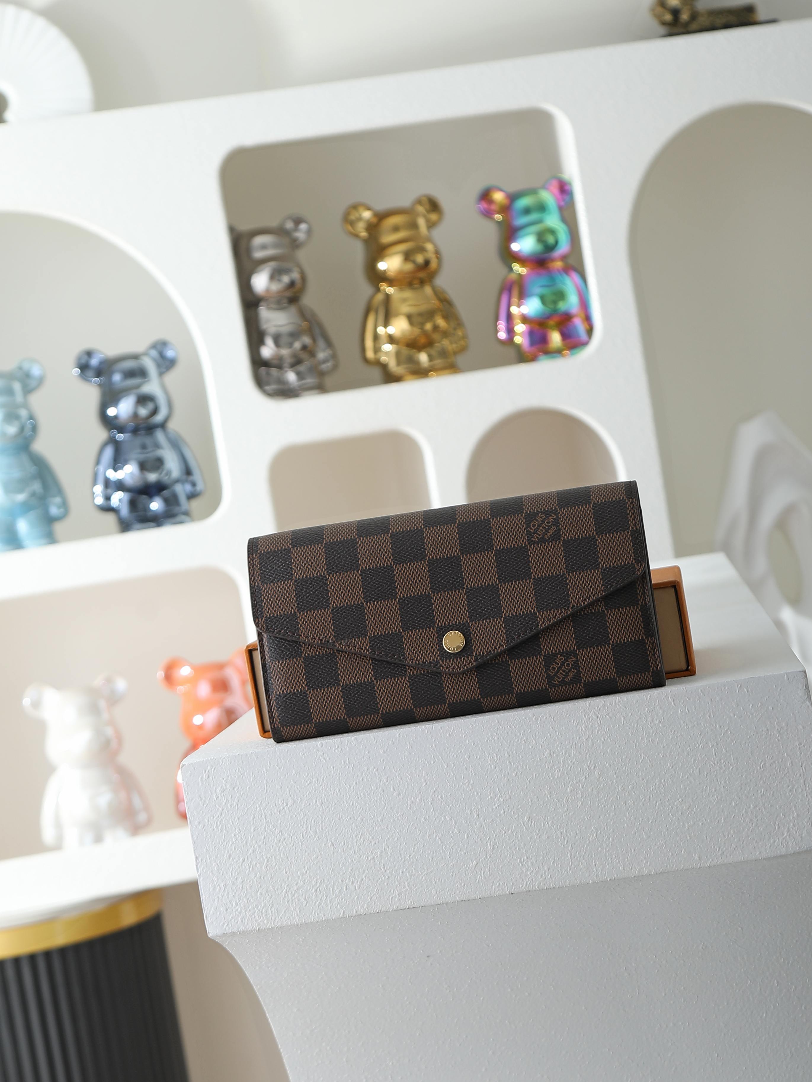 【顶级品质】M63209 啡格这款信封式钱夹以优雅的 Monogram 帆布制成，内部设计精巧独特，拥有