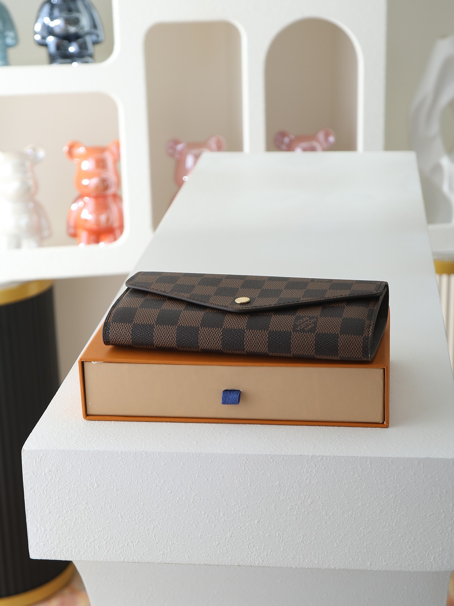 【顶级品质】M63209 啡格这款信封式钱夹以优雅的 Monogram 帆布制成，内部设计精巧独特，拥有