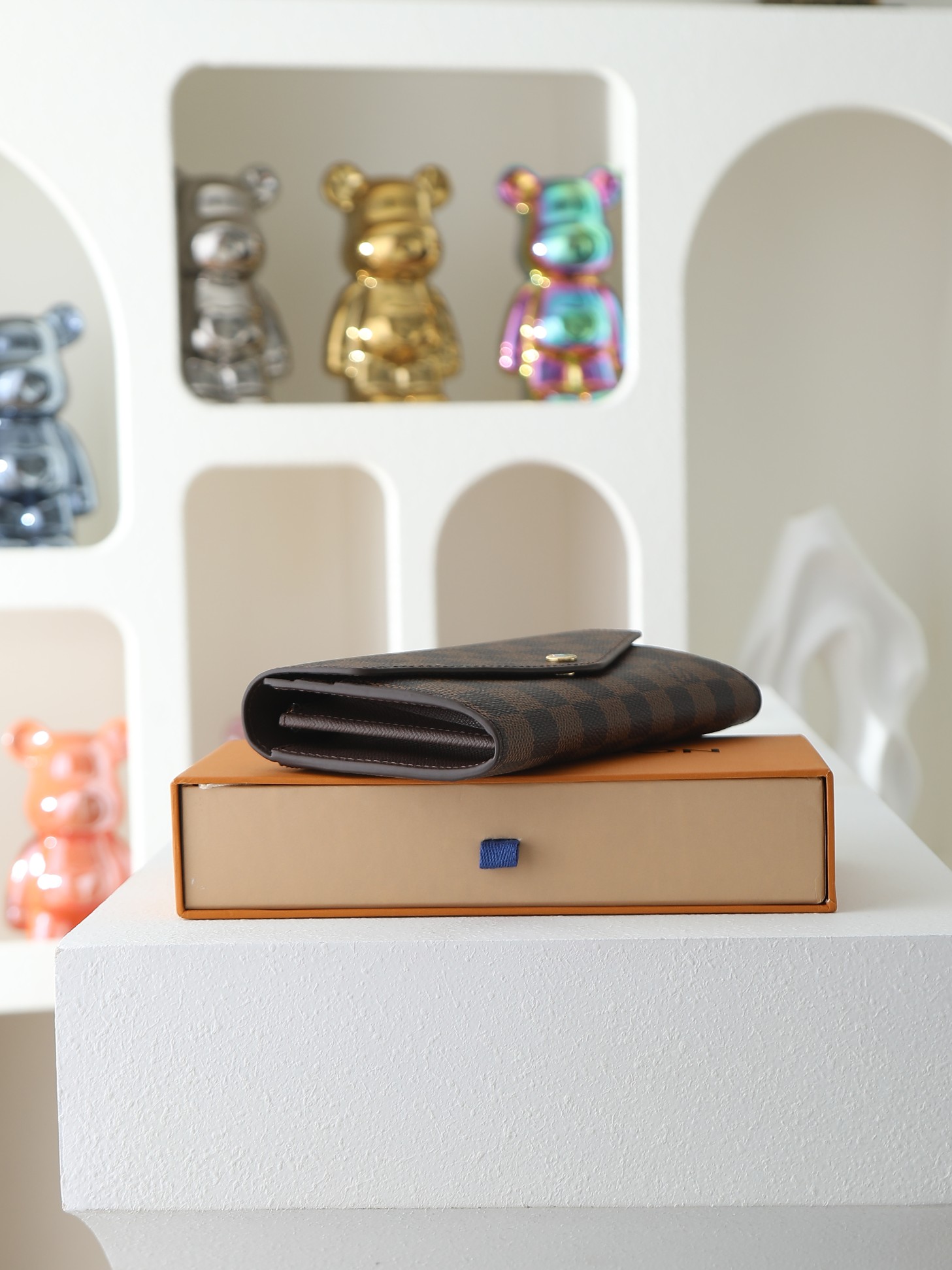 【顶级品质】M63209 啡格这款信封式钱夹以优雅的 Monogram 帆布制成，内部设计精巧独特，拥有