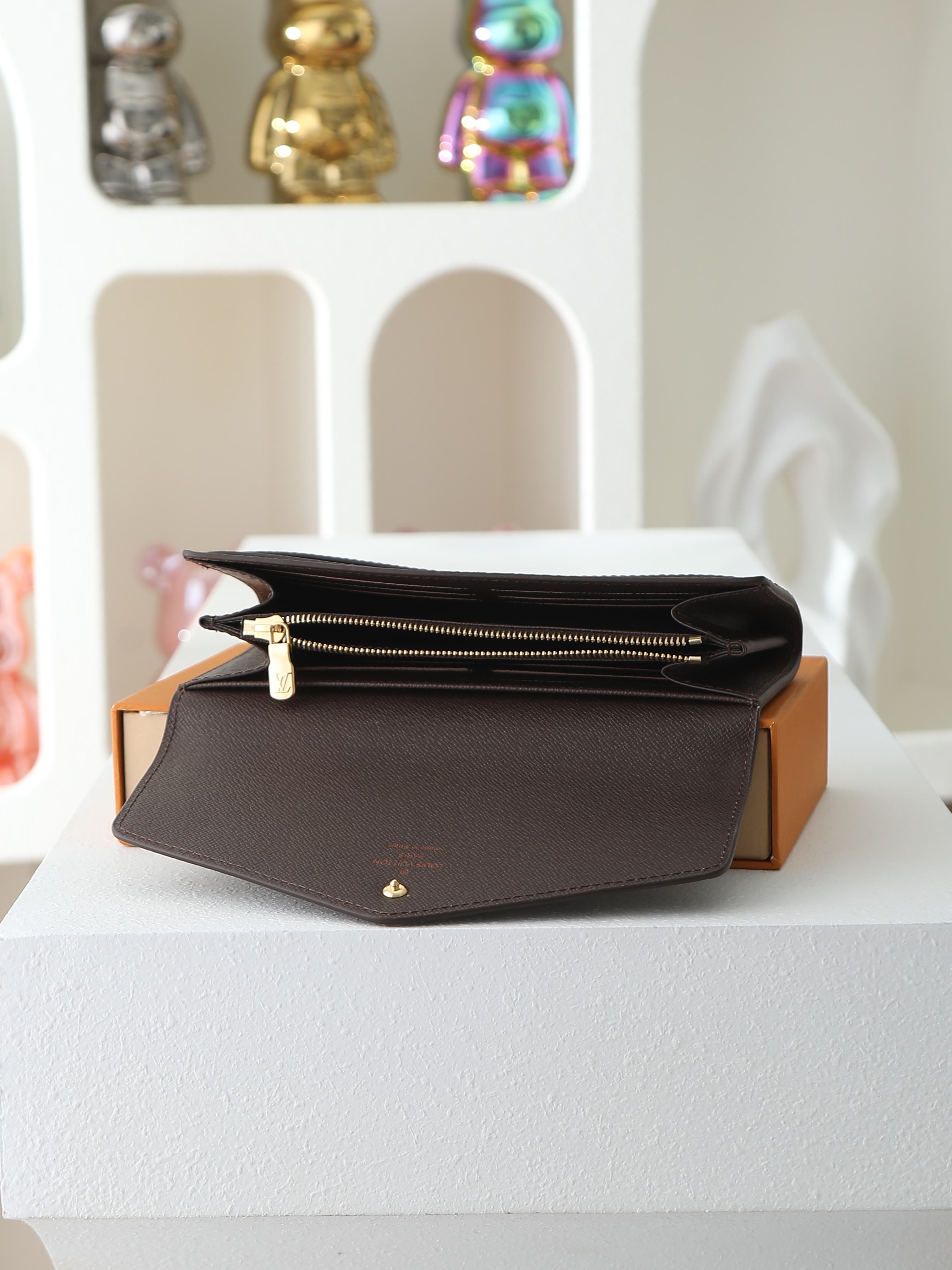 【顶级品质】M63209 啡格这款信封式钱夹以优雅的 Monogram 帆布制成，内部设计精巧独特，拥有
