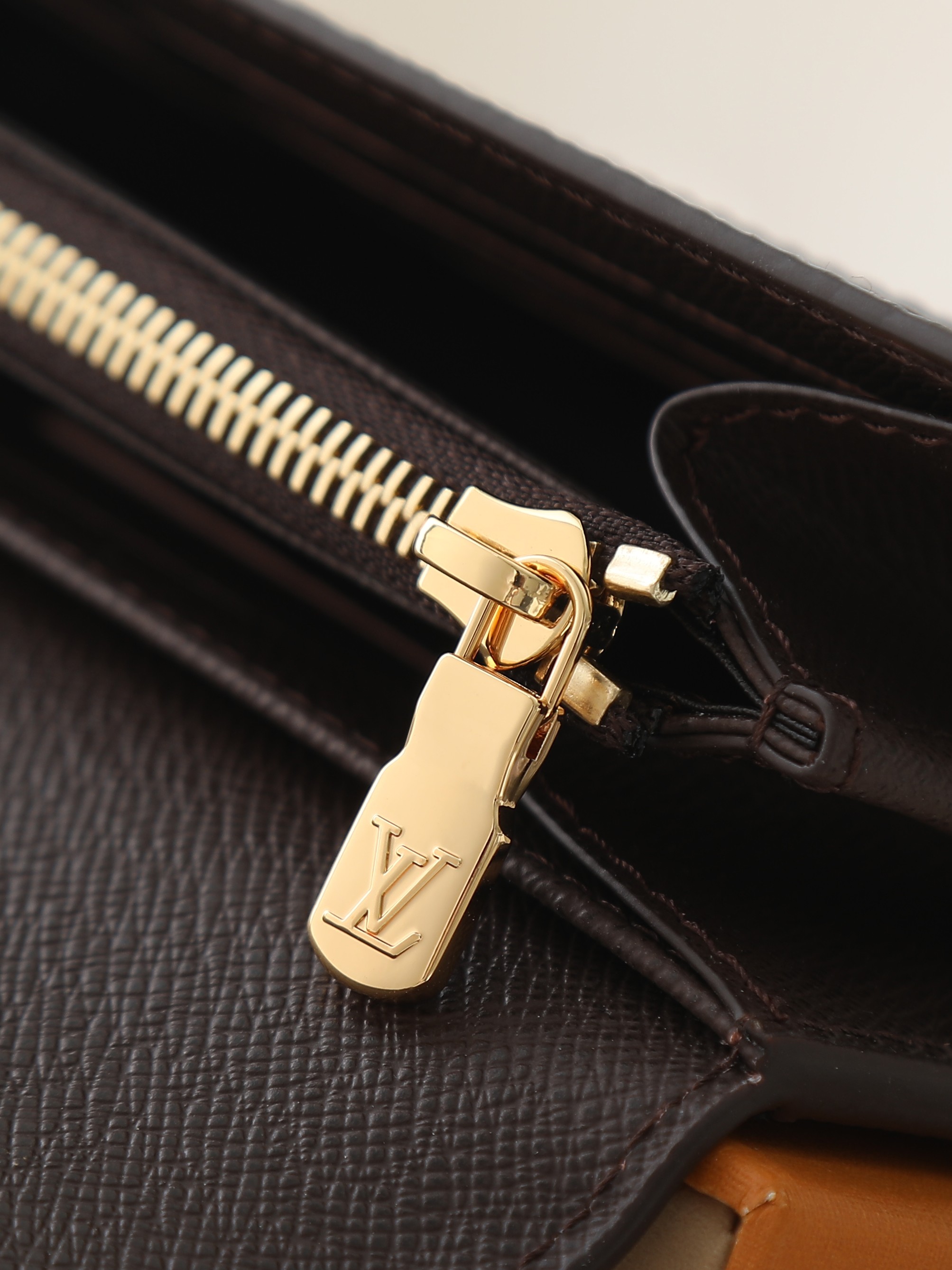 【顶级品质】M63209 啡格这款信封式钱夹以优雅的 Monogram 帆布制成，内部设计精巧独特，拥有