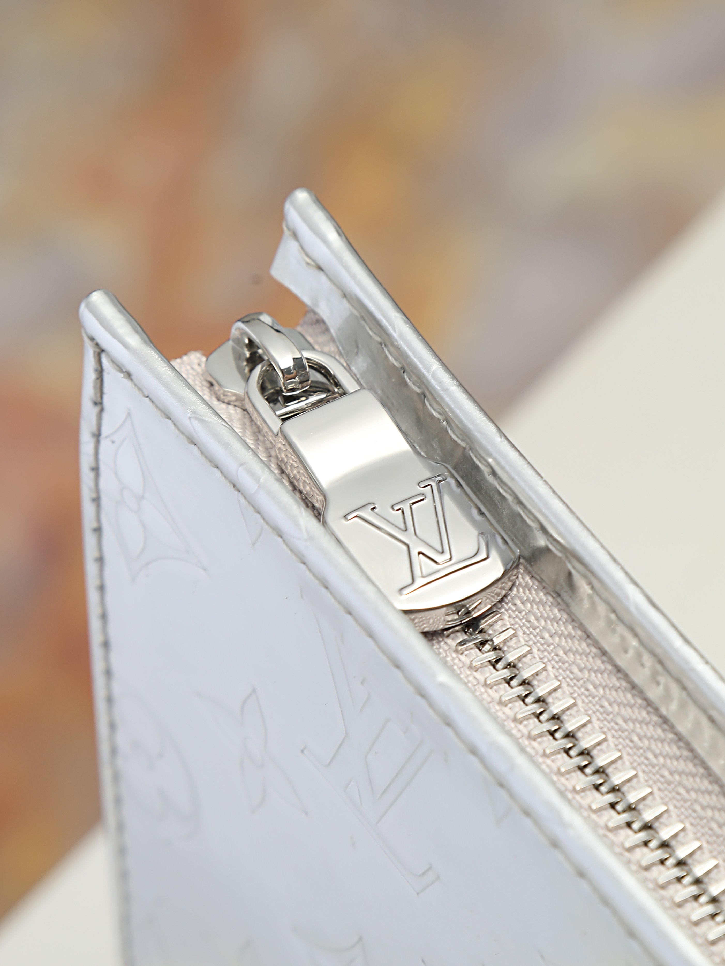 【顶级品质】M15358 压花银 内置芯片- 采用Monogram Miroir镜面涂层帆布打造银色金属 【顶级品质】M15358 压花银 内置芯片- 采用Monogram Miroir镜面涂层帆布打造银色金属