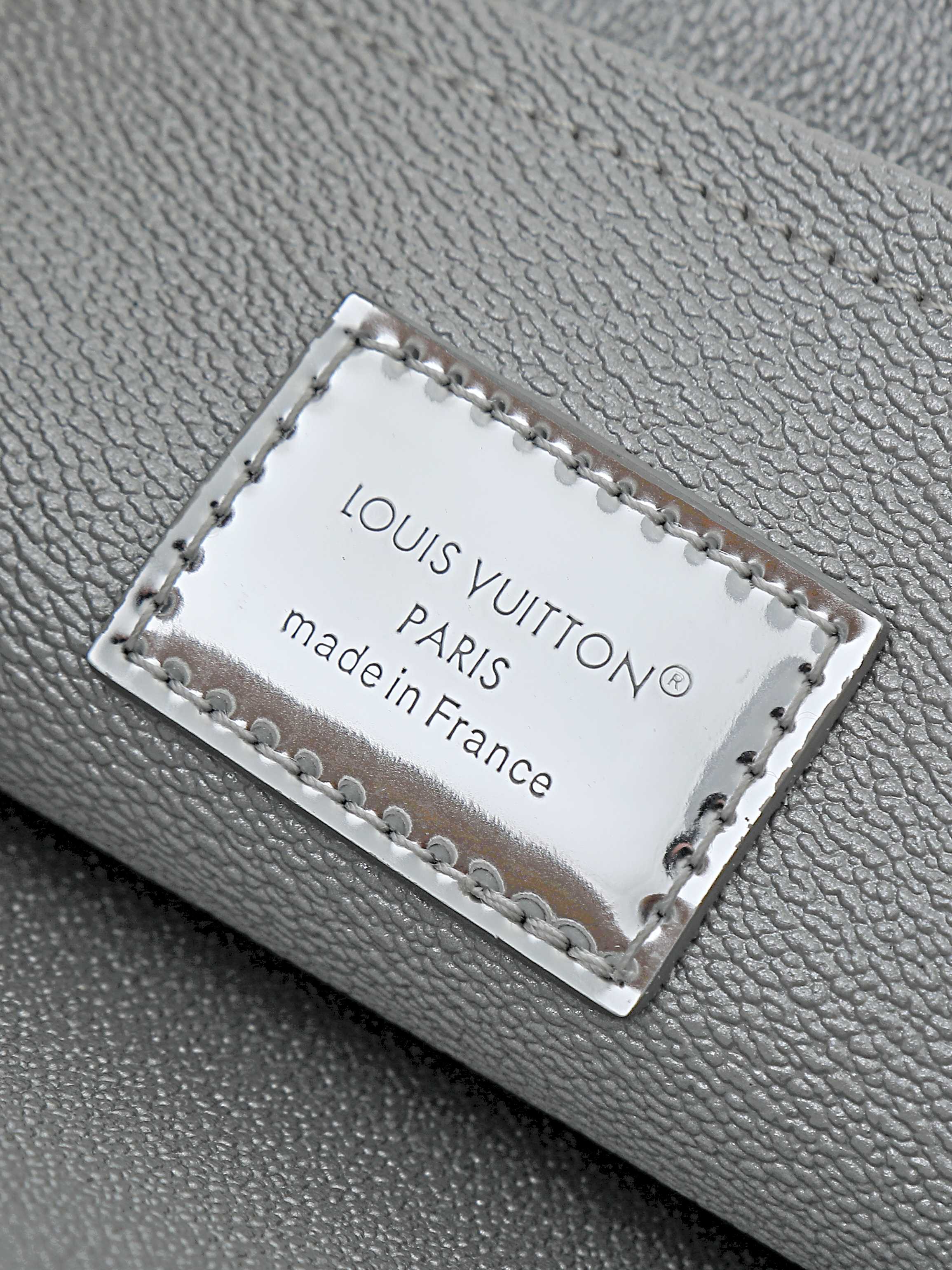 【顶级品质】M15358 压花银 内置芯片- 采用Monogram Miroir镜面涂层帆布打造银色金属 【顶级品质】M15358 压花银 内置芯片- 采用Monogram Miroir镜面涂层帆布打造银色金属