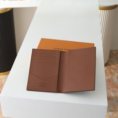 【顶级品质】M64502 老花现代旅行者的心仪配饰,此款涂层帆布材质的护照套是时尚感与实用性的结合。配有 【顶级品质】M64502 老花现代旅行者的心仪配饰,此款涂层帆布材质的护照套是时尚感与实用性的结合。配有