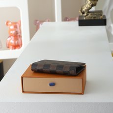 【顶级品质】 M63145 啡格 啡格帆布袋装钱包,可收纳卡片,收入手袋或衣服口袋轻而易举,这是男性的终极阳刚宣言。 s 【顶级品质】 M63145 啡格 啡格帆布袋装钱包,可收纳卡片,收入手袋或衣服口袋轻而易举,这是男性的终极阳刚宣言。 s