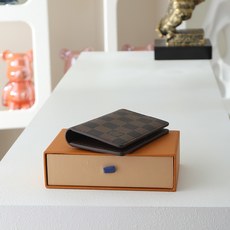 【顶级品质】 M63145 啡格 啡格帆布袋装钱包,可收纳卡片,收入手袋或衣服口袋轻而易举,这是男性的终极阳刚宣言。 s 【顶级品质】 M63145 啡格 啡格帆布袋装钱包,可收纳卡片,收入手袋或衣服口袋轻而易举,这是男性的终极阳刚宣言。 s