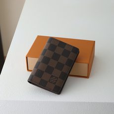 【顶级品质】 M63145 啡格 啡格帆布袋装钱包,可收纳卡片,收入手袋或衣服口袋轻而易举,这是男性的终极阳刚宣言。 s 【顶级品质】 M63145 啡格 啡格帆布袋装钱包,可收纳卡片,收入手袋或衣服口袋轻而易举,这是男性的终极阳刚宣言。 s