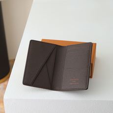 【顶级品质】 M63145 啡格 啡格帆布袋装钱包,可收纳卡片,收入手袋或衣服口袋轻而易举,这是男性的终极阳刚宣言。 s 【顶级品质】 M63145 啡格 啡格帆布袋装钱包,可收纳卡片,收入手袋或衣服口袋轻而易举,这是男性的终极阳刚宣言。 s