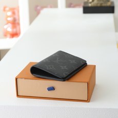 【顶级品质】 M61696 黑花 HEIGE帆布袋装钱包,可收纳卡片,收入手袋或衣服口袋轻而易举,这是男性的终极阳刚宣言 【顶级品质】 M61696 黑花 HEIGE帆布袋装钱包,可收纳卡片,收入手袋或衣服口袋轻而易举,这是男性的终极阳刚宣言
