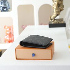 【顶级品质】 M61695 黑花 此款钱夹属于 Damier Graphite 帆布系列,设计时尚低调,便于收纳纸币、信 【顶级品质】 M61695 黑花 此款钱夹属于 Damier Graphite 帆布系列,设计时尚低调,便于收纳纸币、信