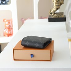 【顶级品质】 M61695 黑花 此款钱夹属于 Damier Graphite 帆布系列,设计时尚低调,便于收纳纸币、信 【顶级品质】 M61695 黑花 此款钱夹属于 Damier Graphite 帆布系列,设计时尚低调,便于收纳纸币、信