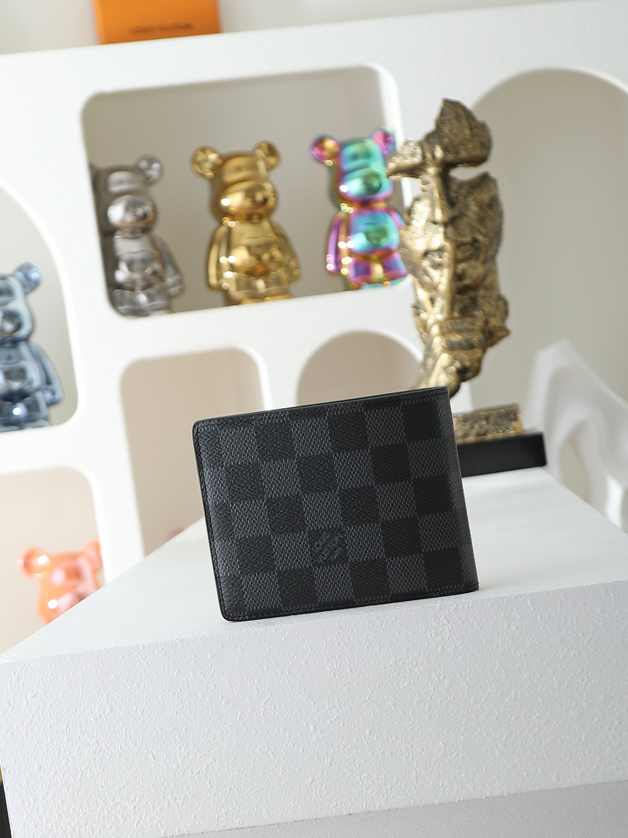 【顶级品质】 M62663 黑格 此款钱夹属于 Damier Graphite 帆布系列，设计时尚低调，便于收纳纸币、信
