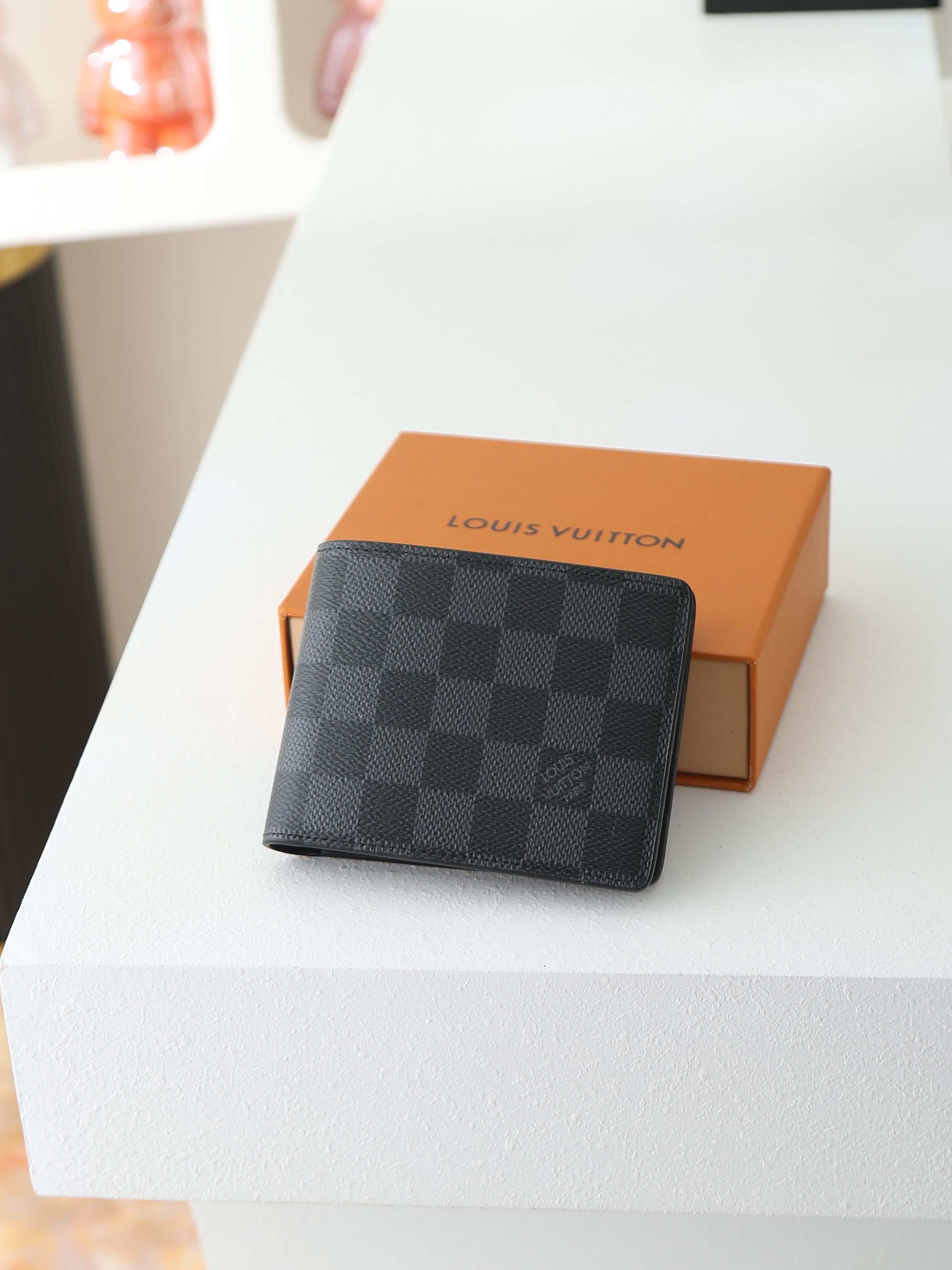 【顶级品质】 M62663 黑格 此款钱夹属于 Damier Graphite 帆布系列，设计时尚低调，便于收纳纸币、信