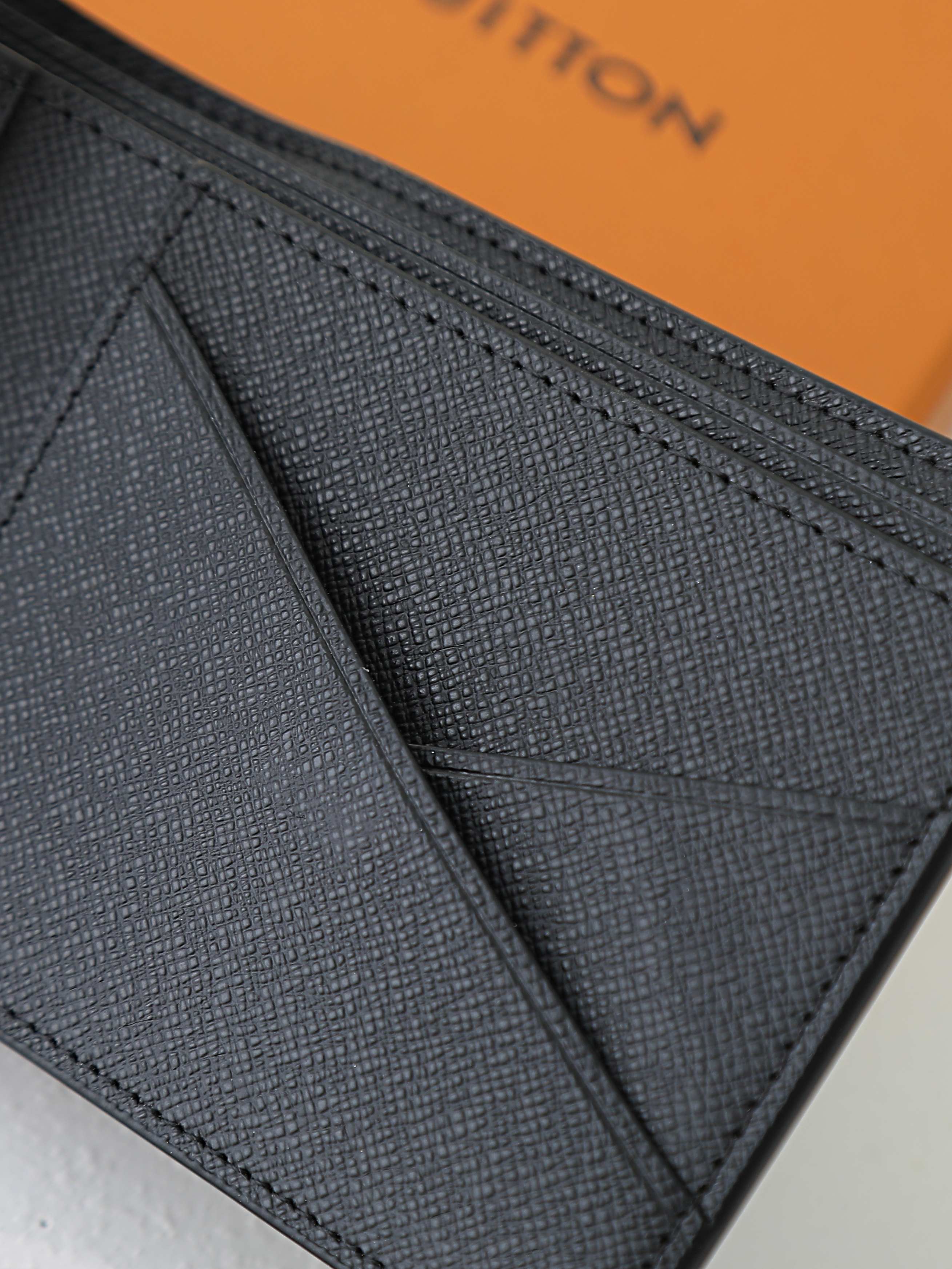 【顶级品质】 M62663 黑格 此款钱夹属于 Damier Graphite 帆布系列，设计时尚低调，便于收纳纸币、信