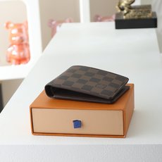 【顶级品质】 M60895 啡格 此款钱夹属于 Damier Graphite 帆布系列,设计时尚低调,便于收纳纸币、信 【顶级品质】 M60895 啡格 此款钱夹属于 Damier Graphite 帆布系列,设计时尚低调,便于收纳纸币、信
