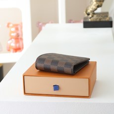 【顶级品质】 M60895 啡格 此款钱夹属于 Damier Graphite 帆布系列,设计时尚低调,便于收纳纸币、信 【顶级品质】 M60895 啡格 此款钱夹属于 Damier Graphite 帆布系列,设计时尚低调,便于收纳纸币、信
