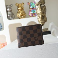 【顶级品质】 M60895 啡格 此款钱夹属于 Damier Graphite 帆布系列,设计时尚低调,便于收纳纸币、信 【顶级品质】 M60895 啡格 此款钱夹属于 Damier Graphite 帆布系列,设计时尚低调,便于收纳纸币、信