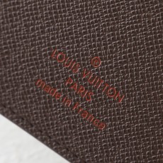 【顶级品质】 M60895 啡格 此款钱夹属于 Damier Graphite 帆布系列,设计时尚低调,便于收纳纸币、信 【顶级品质】 M60895 啡格 此款钱夹属于 Damier Graphite 帆布系列,设计时尚低调,便于收纳纸币、信