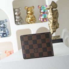【顶级品质】 M60895 啡格 此款钱夹属于 Damier Graphite 帆布系列,设计时尚低调,便于收纳纸币、信 【顶级品质】 M60895 啡格 此款钱夹属于 Damier Graphite 帆布系列,设计时尚低调,便于收纳纸币、信