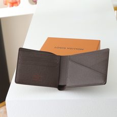 【顶级品质】 M60895 啡格 此款钱夹属于 Damier Graphite 帆布系列,设计时尚低调,便于收纳纸币、信 【顶级品质】 M60895 啡格 此款钱夹属于 Damier Graphite 帆布系列,设计时尚低调,便于收纳纸币、信