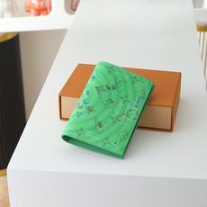 【顶级品质】 M28806 绿护照夹 护照套、本款护照套描绘蔚蓝海面上摇曳远航的袖珍双体船,再为涂层帆布渲染 Monog 【顶级品质】 M28806 绿护照夹 护照套、本款护照套描绘蔚蓝海面上摇曳远航的袖珍双体船,再为涂层帆布渲染 Monog