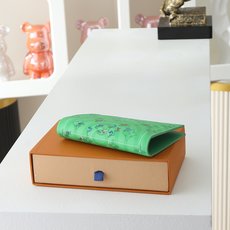 【顶级品质】 M28806 绿护照夹 护照套、本款护照套描绘蔚蓝海面上摇曳远航的袖珍双体船,再为涂层帆布渲染 Monog 【顶级品质】 M28806 绿护照夹 护照套、本款护照套描绘蔚蓝海面上摇曳远航的袖珍双体船,再为涂层帆布渲染 Monog